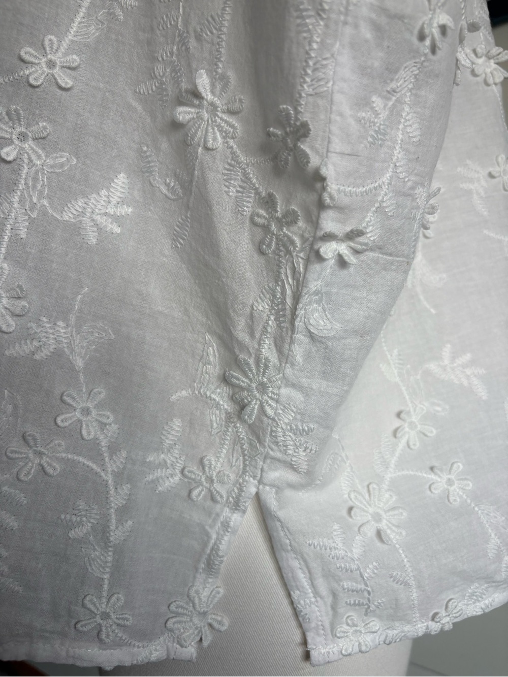 Adriana Papell Appliquéd Embroidered White Cap-Sleeve Button-Front Top - Size L - Picture 9 of 10